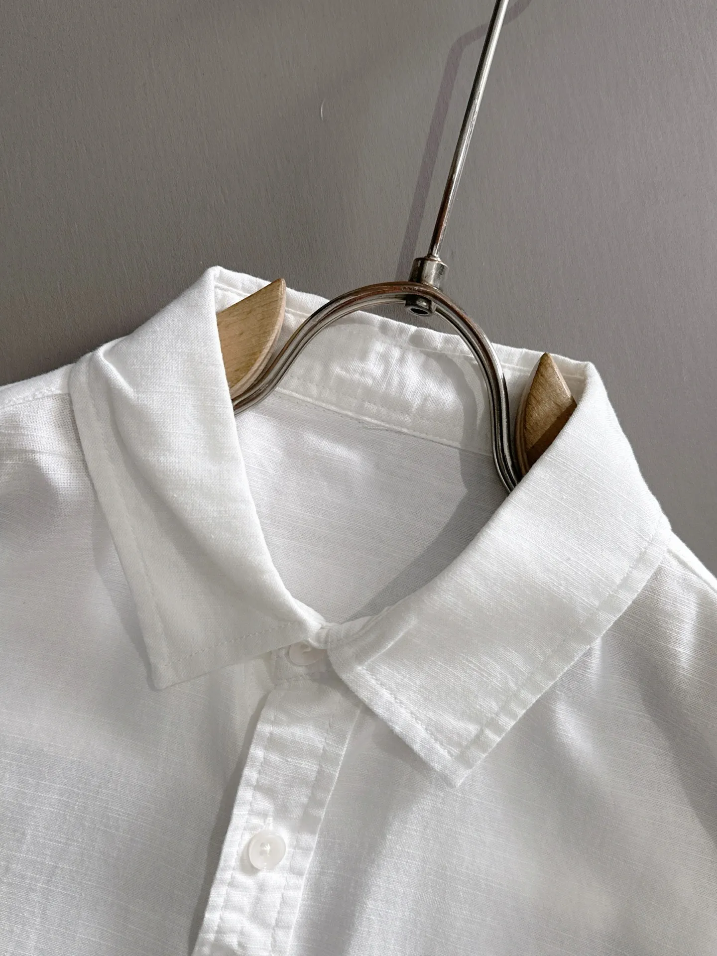 P360 Paul's 2025 new striped shirt, a versatile long-sleeved shirt for business and leisure. After a new style interpretation, with eye-catching earth tones, the fashion trend index of the entire shirt immediately soared! Made of imported 100% poplin cotton material, the light, silky and glossy silk fabric properties bring an unusual high-end visual sense. Needless to say, the upper body comfort is hand-cut. The pattern of the rear horizontal bar is restored, which is the only difference in the market! Technological electrostatic pressure spraying machine. The fluff is attracted by the plant body due to the different electric potential. It accelerates vertically and flies up to the pattern that has been scraped and primed. It is then dried in a high-temperature pipe oven to increase the fastness. The fashionable small pointed collar is paired with a flat-angle hem design, the overall simplicity and ability! Size: M-3XL